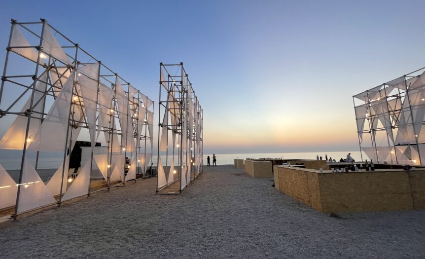La notte bianca sulla spiaggia felliniana