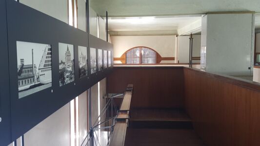 Allestimento della mostra di Gianni Berengo Gardin sulle grandi navi a Venezia presso il negozio Olivetti in piazza San Marco