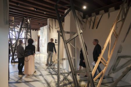 Allestimento della mostra «Sguardo di donna» nel salone al secondo piano della Casa dei Tre Oci a Venezia