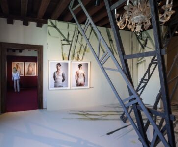 Allestimento della mostra «Sguardo di donna» al secondo piano della Casa dei Tre Oci a Venezia