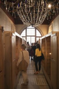 Allestimento della mostra «Sguardo di donna» al primo piano della Casa dei Tre Oci a Venezia