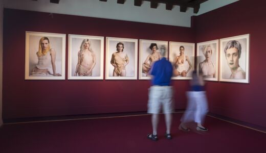 Allestimento della mostra «Sguardo di donna» al secondo piano della Casa dei Tre Oci a Venezia