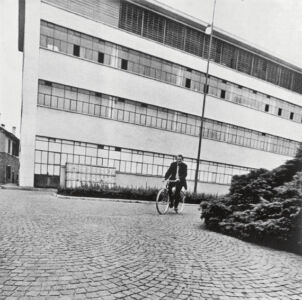 Angelo Molteni in azienda sulla sua bicicletta (1972)