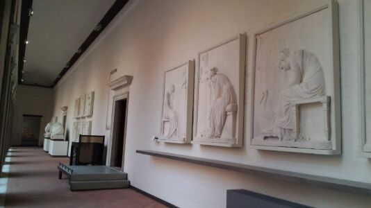 Loggiato palladiano con calchi in gesso del Canova