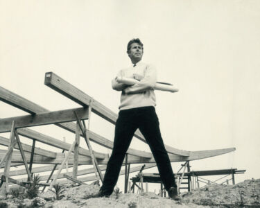 Harry Gesner (ospite d'onore della quarta conferenza internazionale di Iconic Houses) nel 1965 sul cantiere della Scantlin House a Los Angeles
