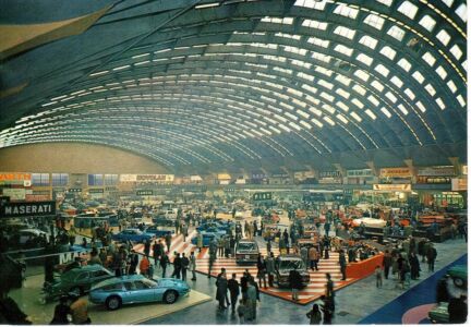 Il salone B di Torino Esposizioni durante il Salone internazionale dell'automobile (© Archivio storico FIAT)