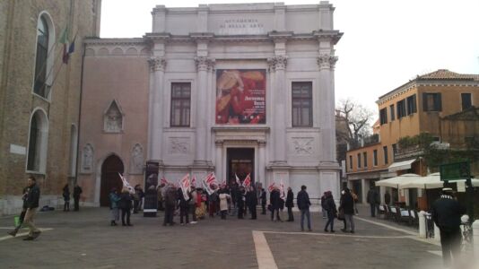 Venezia, ingresso delle Gallerie dell'Accademia: il comitato "No grandi navi" attende il ministro Franceschini