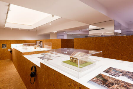 La mostra "Creation from Catastrophe – how Architecture rebuilds Communities" nelle sale del RIBA