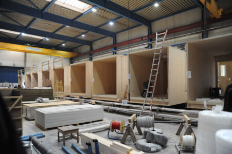 Moduli in legno per il centro rifugiati di Hannover (© MOSAIK Architekten BDA)