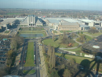 Vista dall'Atomium: al centro il Palais 5 e, al margine destro, il Trade Mart