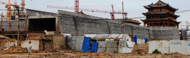 Datong, provincia dello Shanxi: ricostruzione delle mura del XIV secolo, 2013 (foto Michele Bonino)