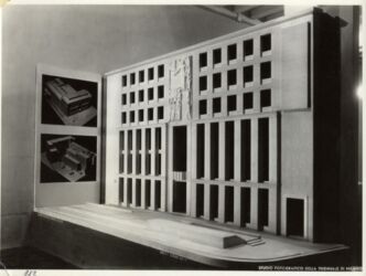 Sezione 2°. L'architettura maggiore italiana attuale, all'interno della mostra dell'architettura. Modello in scala della facciata del Palazzo del popolo d'Italia di Milano, progettato dall'architetto Giovanni Muzio (Studio Fotografico della Triennale di Milano)
