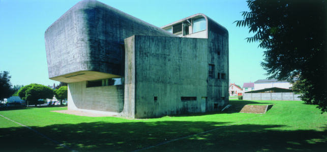 Claude Parent e Paul Virilio, chiesa di Sainte-Bernadette du Banlay a Nevers (1963-1966; foto © Dominique Delaunay)