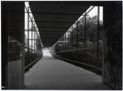 Passerella coperta di collegamento tra il Palazzo dell'Arte e i padiglioni nel parco Sempione, progettata dall'architetto Edoardo Sianesi (Ancillotti)