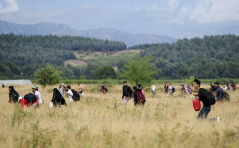 Migranti in corsa verso Gevgelija, Macedonia (©REUTERS/Ognen Teofilovski)