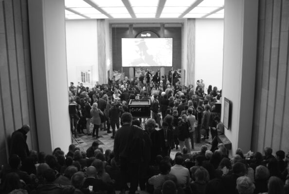 Il pubblico sullo scalone e nell'atrio durante l'inaugurazione dell'1 aprile