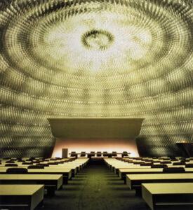 L’aula del Comitato centrale (© Achèvement du siège du PCF, Paris, “L’Architecture d’Aujourd’hui”, 210, settembre 1980, p. XXVI)
