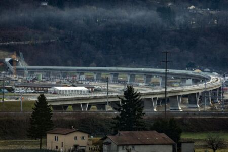 Viadotto ferroviario di Camorino: pile a V e vista del portale (© AlpTransit San Gottardo SA)