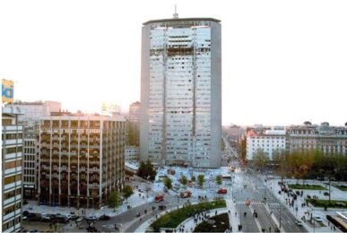 Il grattacielo dopo l'incidente aereo del 2002