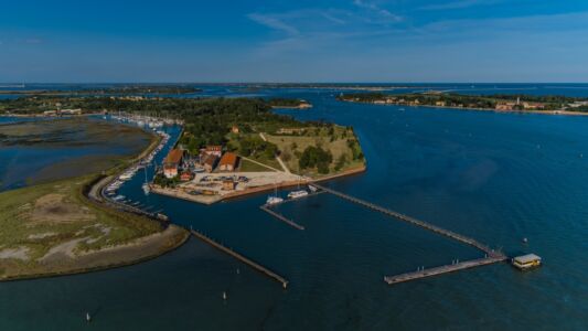 Isola della Certosa. Veduta aerea (foto di Philip Plisson)