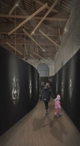 Vista dell'ingresso del padiglione con il ciclorama e i volti degli indigeni dell'Amazzonia peruviana