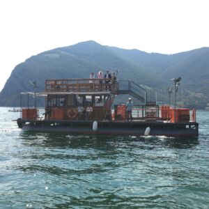 Christo sulla chiatta osserva la sua opera