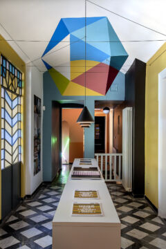 Sul soffitto, l'installazione artistica «Truly Design for Sikkens» (Foto: Jana Sebestova)