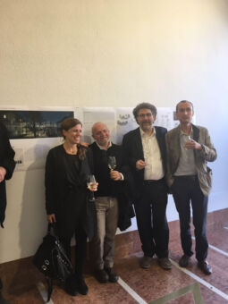 Da sinistra, Susanna Mirza e Paolo Pannocchi (Studio MdAA, vincitore del concorso), Michele Stramandinoli (coordinatore del concorso), Luca Gibello (direttore del Giornale dell'Architettura e membro della giuria) durante l'inaugurazione