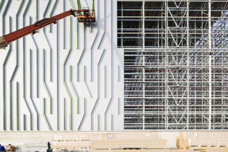 Nuovo magazzino automatico Pedrali, montaggio del rivestimento (© Filippo Romano)