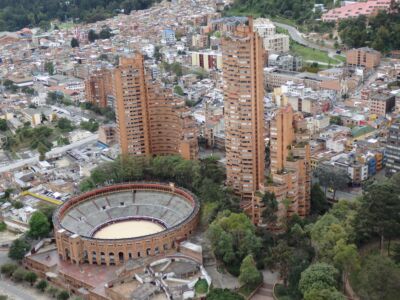 Plaza de Toros con Las Torres del Parque (progetto di Rogelio Salmona) osservate dalla Torre Colpatria (©Olimpia Niglio)