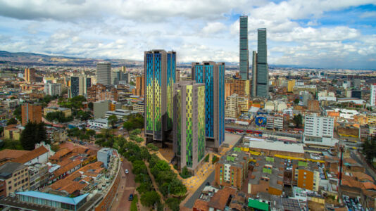 Le tre torri della CityU, campus residenziale universitario, con in secondo piano, il complesso della Torre Bacatá (Archivio CityU, Bogotá)