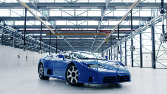 Fabbrica Bugatti oggi: un modello eb110 all'interno di un reparto