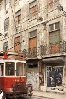 Una delle vie secondarie del centro di Lisbona © Michele Francesco Barale