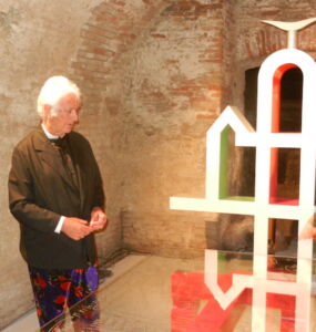 Cleto Munari in visita alla mostra nei sotterranei di Palazzo Chiericati, Vicenza