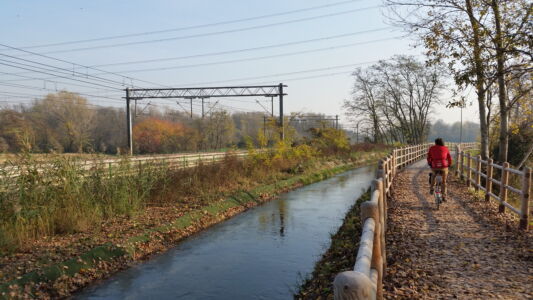 Ferrovia e ciclabile lungo la via d’acqua nel Parco delle Groane a nord di Milano