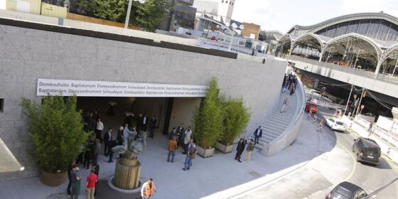 Dettaglio fonte di Dioniso e ingresso al Battistero ©Borm–express.de 2017