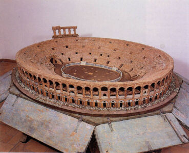 "Modello ligneo dell’anfiteatro Arena", 1770-1780 (Museo Archeologico al Teatro Romano di Verona). Si notino le falde a coppi presenti in quasi tutti gli arcovoli del secondo ordine