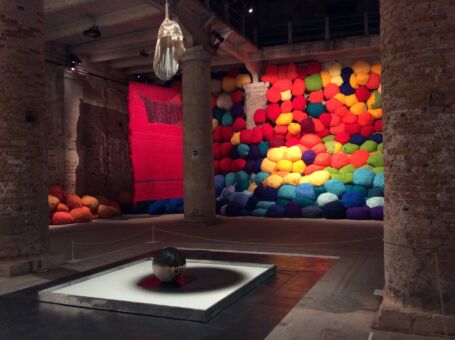 Padiglione dei Colori. Sheila Hicks. Scalata al di là dei terreni cromatici
