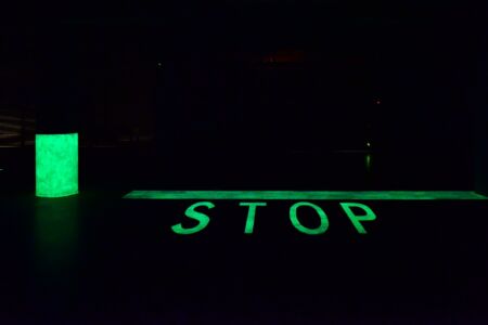 Rivestimenti cementizi fotoluminescenti e retro-riflettenti, adatti anche per applicazioni di sicurezza, come segnaletica stradale