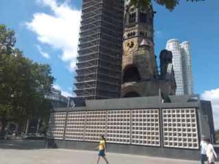 Il profilo est della cappella si staglia sul rudere dell'antica chiesa e le nuove torri (© Francesca Petretto)