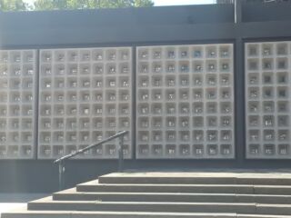 Particolare facciata sul podio (© Francesca Petretto)