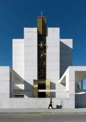 Vista del prospetto principale con portale e campanile (©Andrea Martiradonna, AAAA quattroassociati)