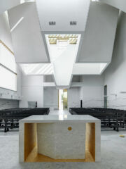 L’altare maggiore e il lucernario cruciforme (©Andrea Martiradonna, AAAA quattroassociati)