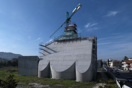 Fronte absidale della Chiesa di San Rocco con il complesso parrocchiale sulla sinistra e Via Cavour sulla destra (© Enrico Cano)