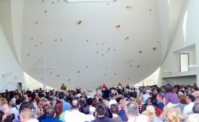 L’assemblea durante la prima celebrazione nella chiesa (©Andrea Martiradonna, AAAA quattroassociati)