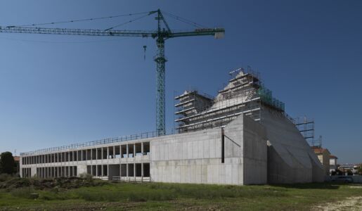 Zona absidale della Chiesa di San Rocco e fronte est del centro parrocchiale (© Enrico Cano)