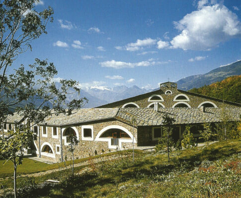 Monastero delle carmelitane (Quart, Aosta, 1984-1989) Immagine da: S. Pace, L. Reinerio, Architetture per la liturgia. Opere di Gabetti e Isola, Milano, Skira, 2005