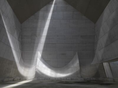 Interno, vista delle tre absidi dallo spazio dell’assemblea (© Enrico Cano)