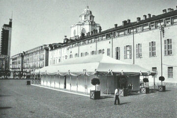 Padiglione provvisorio in occasione dell’ostensione della Sacra Sindone (Torino, piazzetta reale, 2000) Immagine da: S. Pace, L. Reinerio, Architetture per la liturgia. Opere di Gabetti e Isola, Milano, Skira, 2005