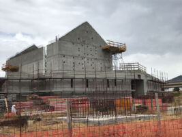 Immagine di cantiere: la chiesa in costruzione (©Francesca Leto, Matteo Baratto grafica)